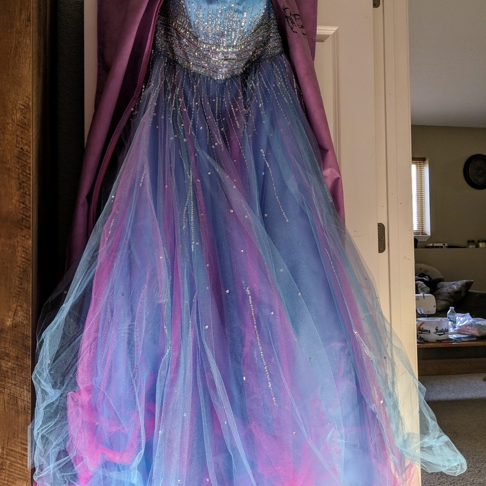 Prom dress - Picture 2 of 4